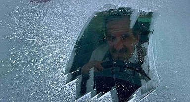 Bayburt'ta uzmanından tavsiye: Buzlanan camı zarar vermeden nasıl çözeriz!