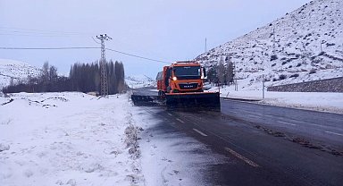 Bayburt'u çevre illere bağlayan yollarda karla mücadele sürüyor