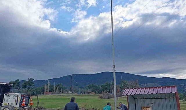 Bayrak direğinin ipini çaldılar