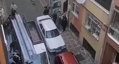 Bayrampaşa'da kamyonetin üzerindeki malzemelerin işçinin üzerine düştüğü anlar kamerada