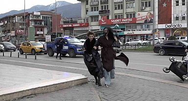 Bebek arabası lodosla birlikte sürüklenerek devrildi