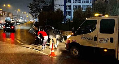 Belediye ekipleri yolda gördükleri kazaya müdahale etti