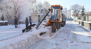 Belediye Ekipleri'nden hummalı kar temizliği çalışması