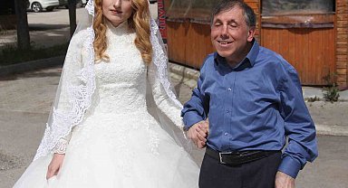 Belediye otobüsünün çarptığı görme engelli öğretmen çift ağır yaralandı