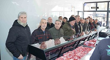 Belediyenin et satış noktası açıldı, ilk gün yüzde 50 indirimle ürünler kapışıldı