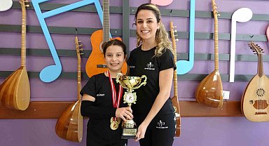 Beş yaşında başladığı 'salsa' yolculuğunda dört Türkiye birinciliği kazanan minik sporcunun yeni hedefi dünya şampiyonluğu