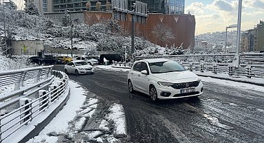 Beşiktaş'ta kar yağışı nedeniyle araç yolda kaldı