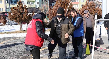 Beyaz bastonlarla engelleri aşmaya çalıştılar