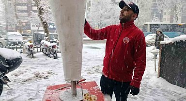 Beyaza bürünen Kahramanmaraş'ta 'karsambaç' vazgeçilmez tatlı oldu