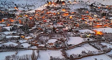Beyaza bürünen mahalle ihtişamı ile kendine hayran bıraktı