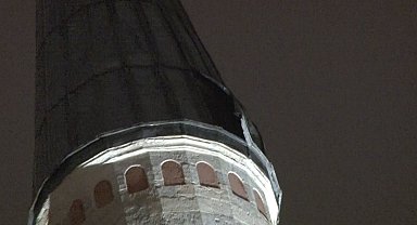 Beyazıt Camii'nin minaresindeki kurşun kaplama lodosta söküldü