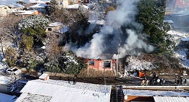 Beykoz'da metruk binada yangın: Ekipler buzlanma nedeniyle zor anlar yaşadı