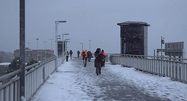 Beylikdüzü metrobüst üst geçidi karla kaplandı