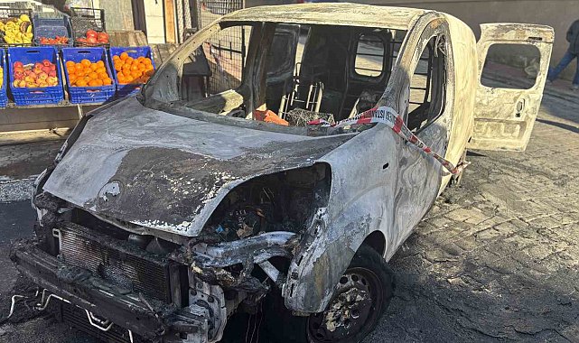 Beyoğlu'nda alev alev yanan araç küle döndü, yangın markete sıçradı