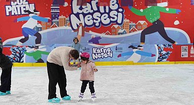 Beyoğlu'nda çocuklara karne hediyesi ücretsiz buz pisti