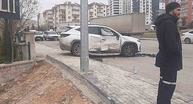 Beypazarı'nda iki otomobilin çarpışması sonucu 3 kişi yaralandı