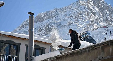 Beytüşşebap'ta damlarda biriken kar temizleniyor