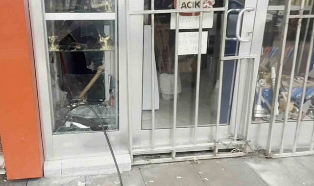 Bıçakçı dükkanının camı kırılıp binlerce liralık bıçak çalındı