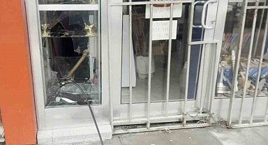 Bıçakçı dükkanının camı kırılıp binlerce liralık bıçak çalındı