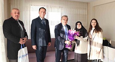 Bilecik'te evde eğitim öğrencisine karne sevinci