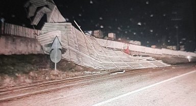 Bilecik'te fırtına fabrikanın çatısını uçurdu