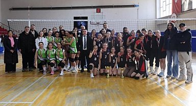 Bilecik'te küçük kızlar voleybol müsabakaları tamamlandı