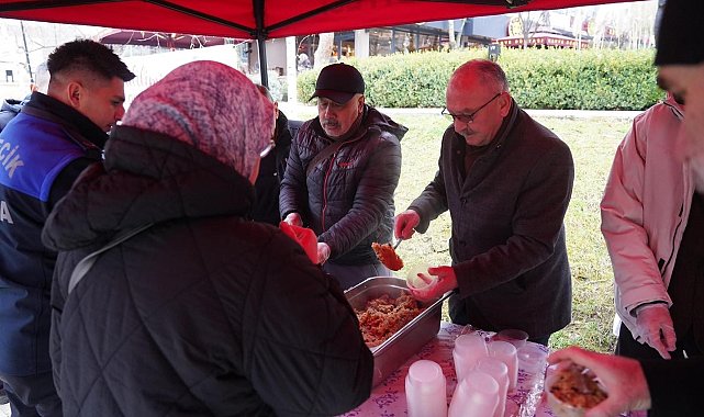Bilecik'te Miraç Kandili dolayısıyla vatandaşlara helva ikramı