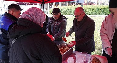 Bilecik'te Miraç Kandili dolayısıyla vatandaşlara helva ikramı