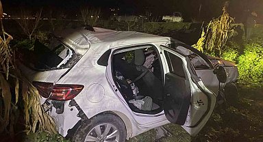 Bilecik'te otomobil tırlara çarptı: 2 yaralı