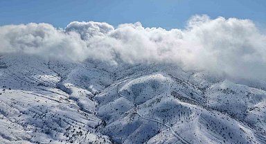 Bin 744 rakımlı Dinek Dağı'nda kartpostallık kış manzarası: Yeni yılın ilk gününde kar sevinci yaşandı