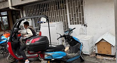 Binadan dökülen parçalar aşağıdaki motosikletlere zarar verdi