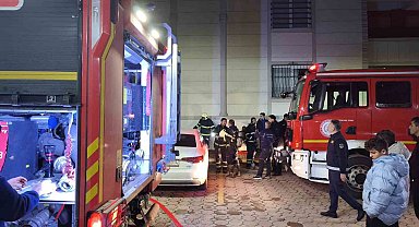 Binanın girişinde çıkan yangın korkuttu