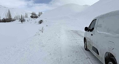 Bingöl'de ilçe yoluna çığ düştü: Ekipler sevk edildi