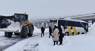 Bingöl'de kayan midibüs kara saplandı