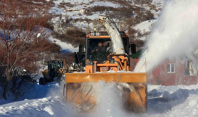 Bingöl'de yoğun kar yağışı sonrası köy yollarında çalışmalar devam ediyor