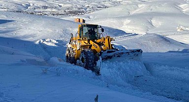 Bingöl'de yoğun kar yağışı sonrası köy yollarında çalışmalar devam ediyor