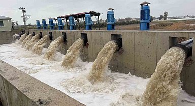 Binlerce dönüm arazi selden kurtuldu, su pompaları yağmur suyunu böyle boşalttı