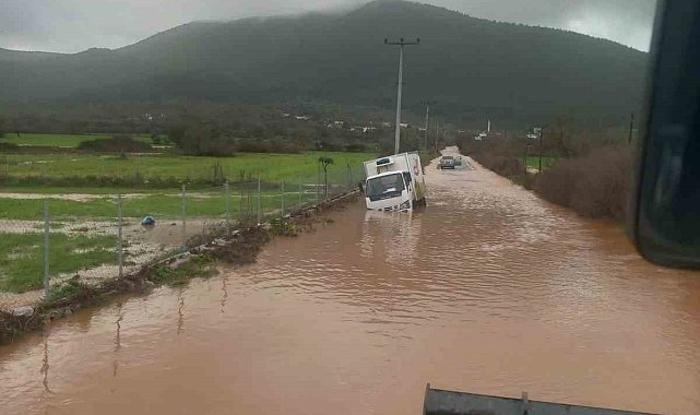 Bir anda bastıran yağmur kamyoneti yolda bıraktı, bir evi su bastı