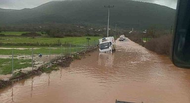 Bir anda bastıran yağmur kamyoneti yolda bıraktı, bir evi su bastı