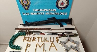 Bisikletle çarptığı vatandaşı tehdit eden şahsın iş yerinden cephanelik çıktı