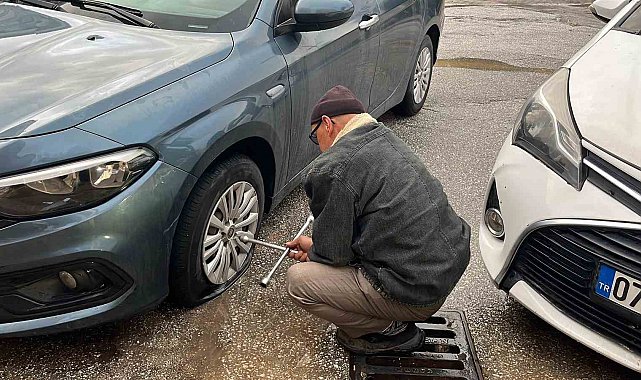 Bisikletli magandalar sürücülerin kabusu oldu: Araçların lastiklerini kesip tuvalete zarar verdiler