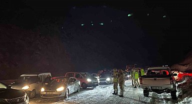 Bitlis-Baykan yolu ulaşıma kapandı, 3 saat sonra kontrollü açıldı
