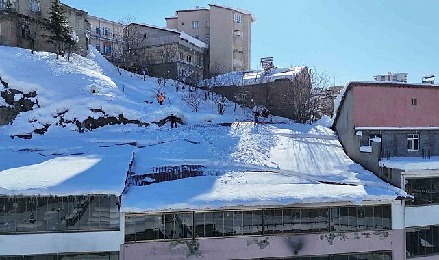 Bitlis'te çatılarda tehlikeli kar temizliği