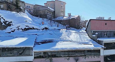 Bitlis'te çatılarda tehlikeli kar temizliği