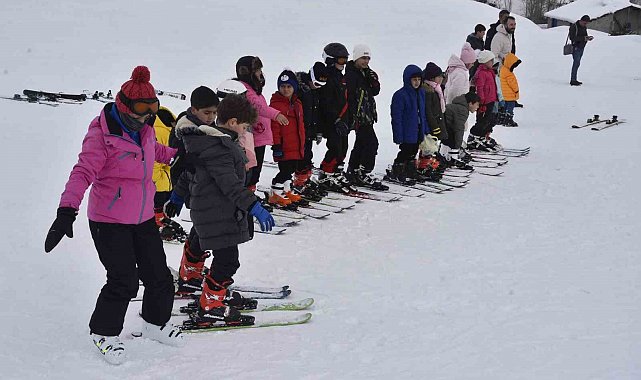 Bitlis'te çocuklar karne tatilinde kayak öğreniyor