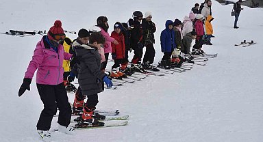 Bitlis'te çocuklar karne tatilinde kayak öğreniyor