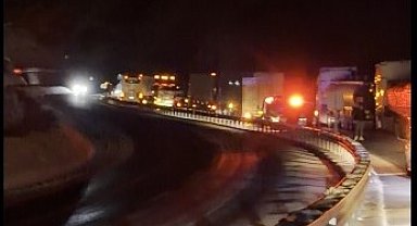 Bitlis'te kapanan yollarda uzun araç kuyrukları oluştu