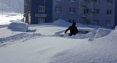 Bitlis'te kar altında kalan araçlar güçlükle bulundu