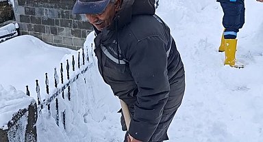 Bitlis'te kar temizliği türkü ile renklendi