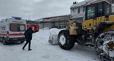 Bitlis'te karın ağırlığına dayanamayan çatı çöktü: 1 yaralı